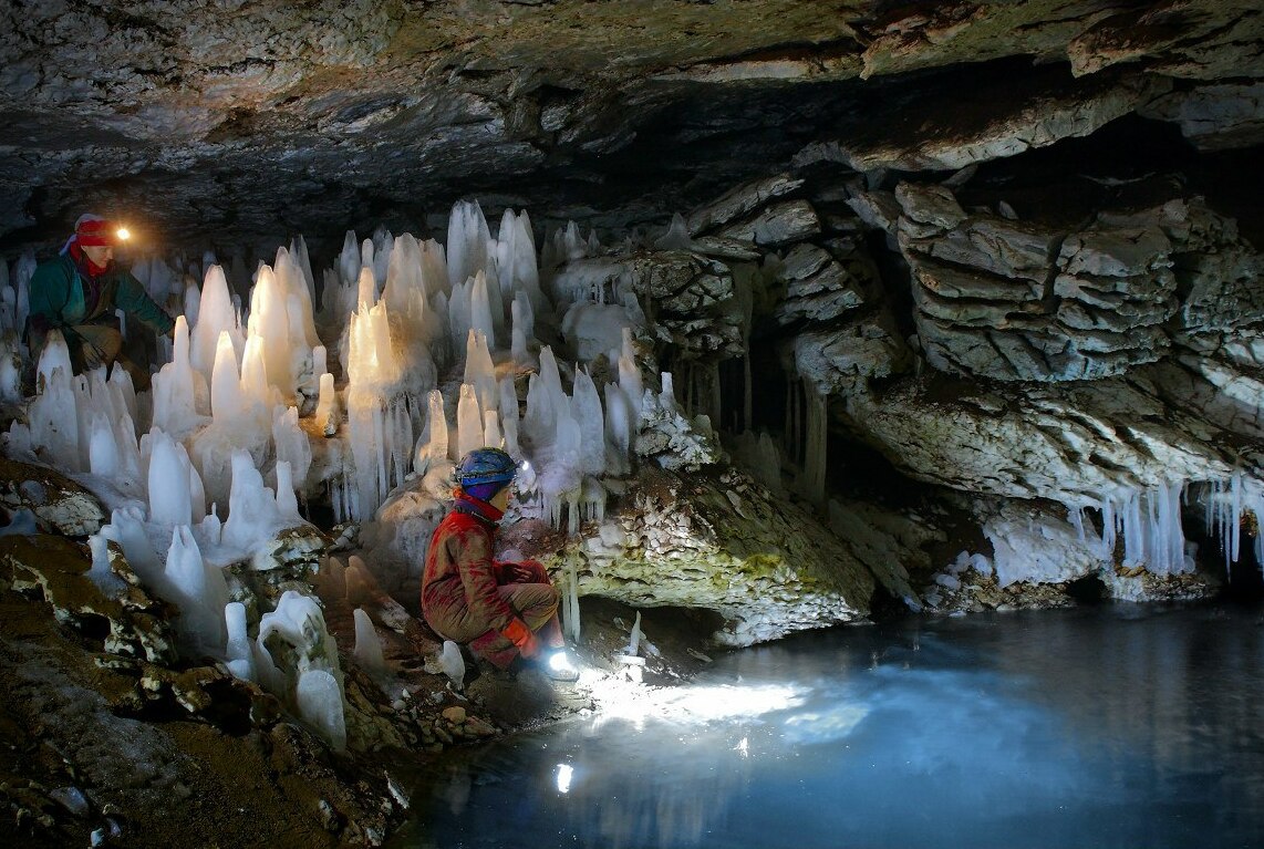 <span style="font-weight: bold;">Ice Cave Tour </span><br>